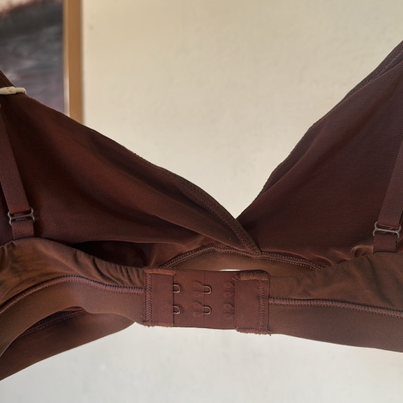 SKIMS Fits Everybody Crossover Bralette cocoa size L NWT - Picture 5 of 6